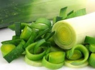 شم النسيم.. خطوات بسيطة لتنظيف البصل الأخضر والخس تحميك من التسمم فورا