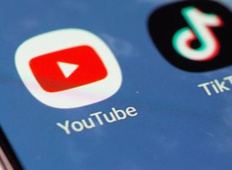 يوتيوب وتيك توك تتواصلان مع حكومة إندونيسيا بشأن حظر مواقع التواصل