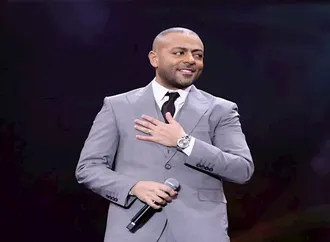 تامر عاشور ينشر صورة مع زوجته أثناء أداء مناسك الحج