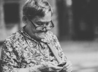 إدمان الموبايل فى سن الستين.. كيف يبتلع الموبايل وقتك بعد «المعاش»