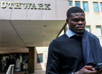 بارتي لاعب أرسنال السابق ينكر تهمتي اغتصاب جديدتين