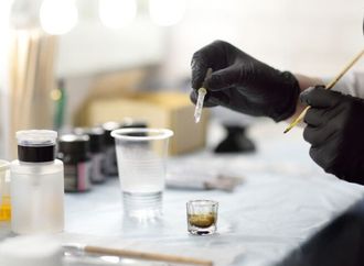 صيحة مكياج رائجة تتسبب في إصابة امرأة بمرض نادر