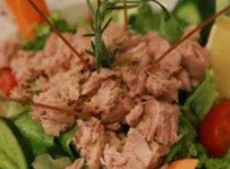 طريقة عمل سلطة التونة بالزبادى والثوم.. أكلة هيلثى بطعم منعش