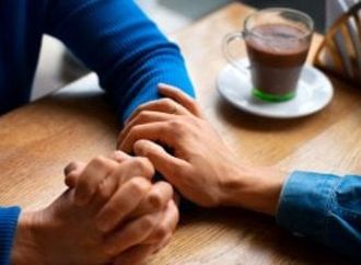 كيف تدعم صديقًا يعانى من الاكتئاب؟.. 6 نصائح فعّالة وأخطاء شائعة احذرها