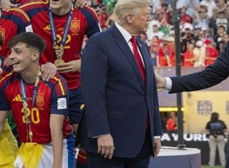 فيفا تستبعد ترامب من الصورة الرسمية لتتويج إسبانيا بكأس العالم