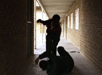 لقطات مروعة تظهر مراهقا في مدينة نيويورك يعتدي على فتاة بعد أن رفضت إعطاءه رقمها (فيديو)