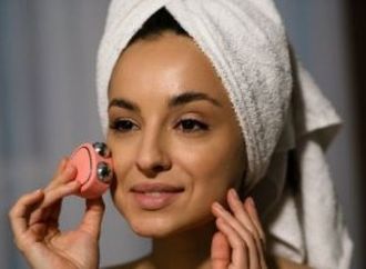 أجهزة التجميل موضة 2026.. هل تهجر النساء الصالونات وتفضل العناية المنزلية؟