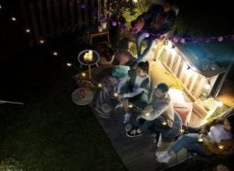 5 أفكار مبتكرة لتجديد ديكور البلكونة بدون نباتات.. الإضاءة لها تأثير سحرى