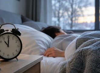 4 نصائح للتأقلم سريعا مع التوقيت الشتوي: «ضلّم الأوضة» والتزم بهذا الروتين