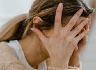 متوترة أكتر من أولادك طول فترة الامتحانات.. 5 خطوات بسيطة للتخلص من القلق