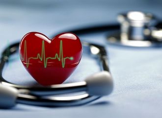 هل تسمع دقات قلبك في أذنك؟.. متى يكون الأمر طبيعياً ومتى يصبح خطيرًا؟