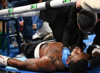 مشهد صادم في الملاكمة.. سقوط مفاجئ بعد الجولة الأولى