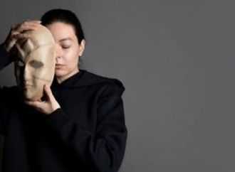 من الكمالية للانعزال.. 6 حيل تلجأ لها المرأة الذكية لإخفاء معاناتها النفسية