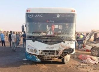 مصرع 9 أشخاص وإصابة 8 آخرين إثر حادث تصادم سيارتين على طريق مطروح