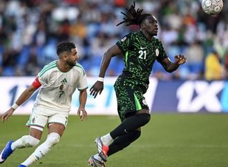 موقف "محرج" لحكم الراية خلال مباراة الجزائر ونيجيريا.. هذا ما حدث معه