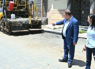 محافظ البحيرة تتابع أعمال رصف شارع البحر بإدكو لتحسين حركة المرور