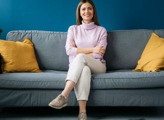 هل الجلوس بوضعية تقاطع الساقين مضر؟.. دراسة تجيب بوضوح