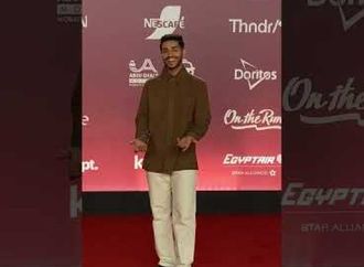 من مهرجان الجونة   مينا مسعود لمصور ظن عدم فهمه للعربي انا سامعك والعربي تمام ياعم في ايه