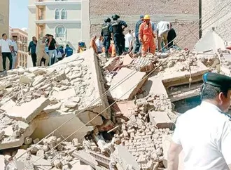 مصرع ربة منزل وإصابة طبيبة فى انهيار منزل من 4 طوابق بالمنيا