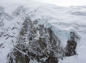 مقتل 3 متزلجين جراء انهيارات جليدية غربي جبال الألب