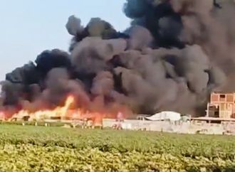 حريق هائل يلتهم مصنع أحذية بالقنطرة غرب في الإسماعيلية.. إصابة 3 أشخاص