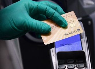 روسيا والإمارات تبحثان نظام المدفوعات غير النقدية للسياح خلال الرحلات السياحية