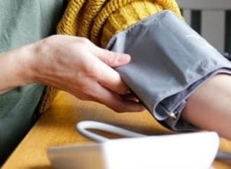 متى يكون انخفاض ضغط الدم علامة مرتبطة بمرض السكري؟