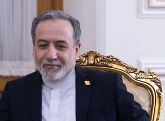 وزير الخارجية الإيراني يزور سلطنة عُمان لبحث تطورات مضيق هرمز