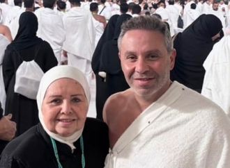 حازم امام يهنئ والدته بعيد ميلادها بصورة من الحرم