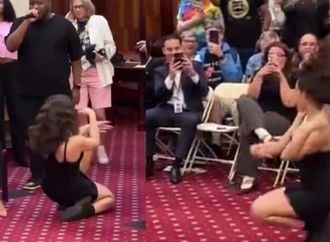 لأول مرة في التاريخ.. قاعة مجلس مدينة نيويورك تتحول إلى منصة حفل صاخب لمجتمع الميم (فيديو)