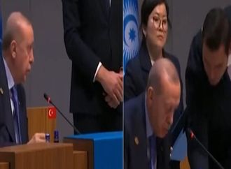 أردوغان يتعرض لموقف عفوي طريف خلال توقيع اتفاقية مع كازاخستان (فيديو)