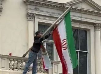 متظاهر إيراني يُنزل علم الجمهورية من سفارة بلاده بلندن ويرفع علم الملكية