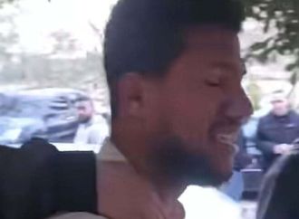 مصر.. فيديو لـ"زبون" يرفض دفع ثمن الطعام ويصور العامل وهو يبكي يثير غضب المصريين