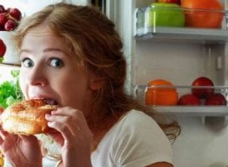 لماذا أشعر بالجوع المفاجئ بعد الانتهاء من تناول الطعام مباشرة؟ 6 أسباب محتملة