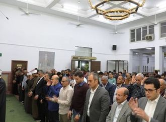 وسط أجواء إيمانية.. محافظ أسوان يؤدى صلاة العشاء والتراويح بمسجد النصر