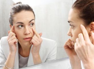عادة يومية تؤذي بشرتك وتسرّع في ظهور التجاعيد