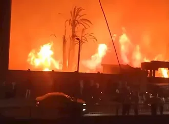 النيران تلتهم أرضًا زراعية.. حريق هائل قرب كوبري القصبجي بالمنيب -(صور)