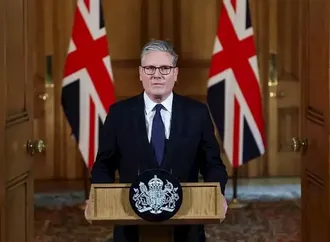 رئيس الوزراء البريطاني: نعارض حصار ترامب للموانئ الإيرانية