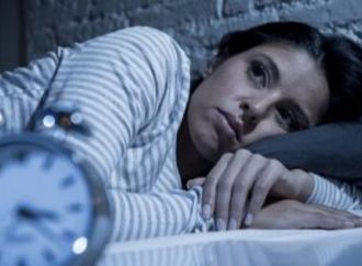 لو بتصحى قلقان نص الليل.. نصائح تساعدك على العودة للنوم بعمق