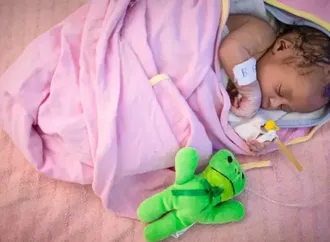 "لسه بالحبل السري".. العثور على رضيع حديث الولادة أمام مسجد بالمنوفية