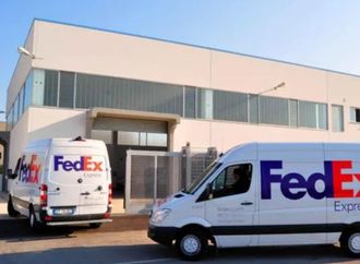 فيديكس تقاضي واشنطن لاسترداد الرسوم الجمركية