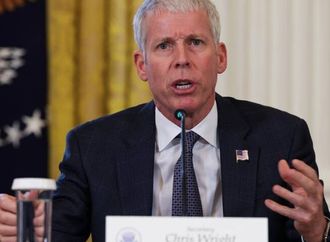 وزير الطاقة الأمريكي: ندرس إجراء تجربة نووية