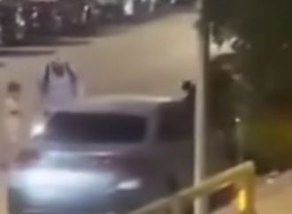 فتاة تتعرض للضرب على يد رجل في الشارع.. وناشطة توجه مناشدة للجهات المختصة