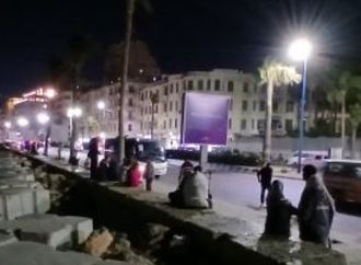 المواطنون يستمتعون بأجواء شم النسيم على كورنيش الإسكندرية.. فيديو