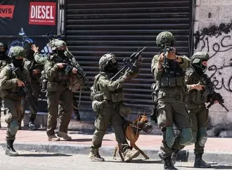 الاحتلال يقتحم لجنة زكاة في طولكرم ويعتقل عددًا من أهالي غزة