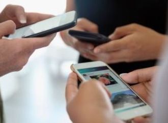 لماذا تفشل بعض الهواتف القديمة فى تحديث الساعة تلقائيًا؟