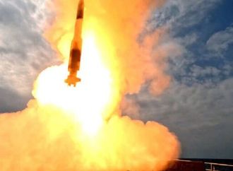 البحرية الباكستانية تختبر صاروخا من طراز "سطح-جو" بنجاح (فيديو)