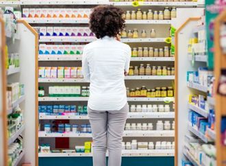 مكملات شائعة قد تحمل مخاطر صحية غير متوقعة