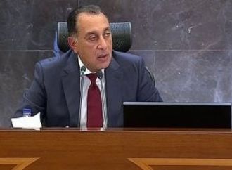 رئيس الوزراء يتابع تداعيات حادث تصادم ميكروباص ونقل ثقيل على الطريق الأوسطى