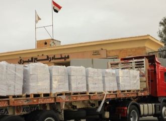 قافلة المساعدات الإنسانية الـ145 تدخل إلى الفلسطينيين بقطاع غزة